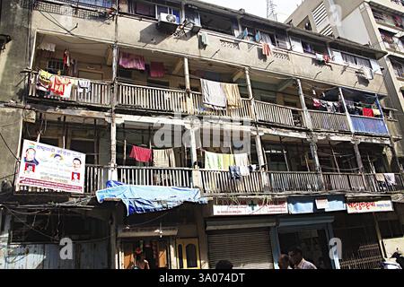 Vecchio edificio Desai, mudroof edilizia urbana di massa, Mugbhat Lane, Girgaon, Charni Road, Bombay Mumbai, Maharashtra, India, Asia Foto Stock