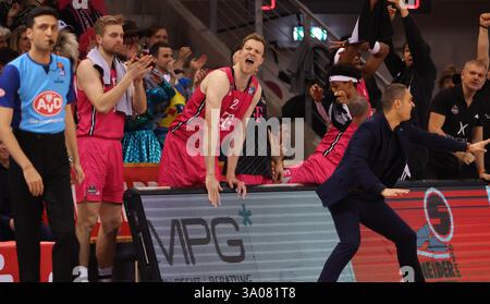 Bonn, Germania. 1 marzo 2025. Reaktion der Bank, Telekom Baskets Bonn vs Rostock Seawolves, easyCredit BBL, Matchday 22, Bonn, 01.03.2025. Crediti: Juergen Schwarz/Alamy Live News Foto Stock