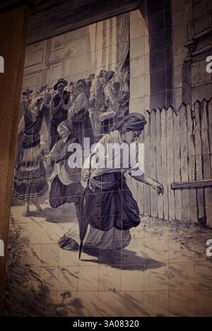 Murale di Azulejo nella stazione ferroviaria di São Bento - Porto, Portogallo Foto Stock