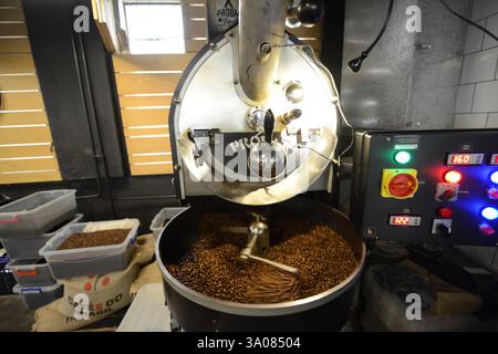Torrefazione di chicchi di caffè freschi presso la caffetteria del museo di Belgrado, Serbia. Foto Stock