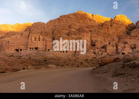 Diverse tombe di roccia, la tomba del palazzo, le tombe reali e la tomba corinzia a Petra, in Giordania al tramonto Foto Stock
