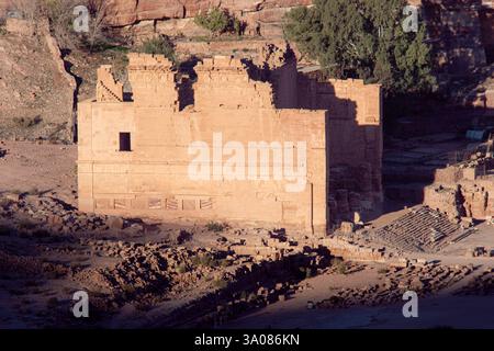 Qasr al-Bint, resti di un antico tempio a Petra, in Giordania Foto Stock