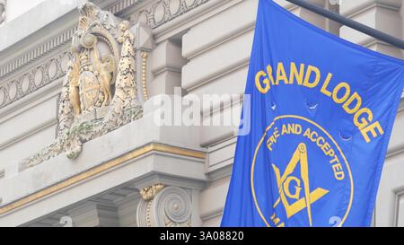 New York City, Stati Uniti - 6 settembre 2023: Facciata dell'edificio Grand Lodge of Masons, Manhattan Street. Architettura della sede centrale della Massoneria. Organizzazione di muratura a New York, Stati Uniti. Esterno Massonic Hall. Bandiera Foto Stock