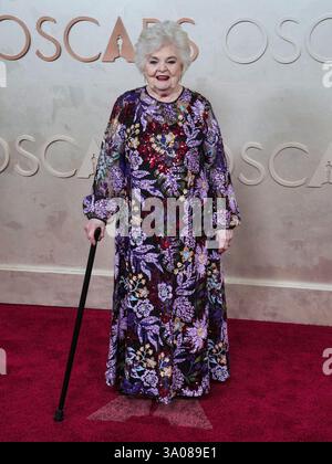 Los Angeles, Stati Uniti. 2 marzo 2025. June Squibb cammina sul Red carpet ai 97° Academy Awards tenuti dall'Academy of Motion Picture Arts and Sciences al Dolby Theatre di Los Angeles, CALIFORNIA, il 2 marzo 2025. (Foto di Sthanlee B. Mirador/Sipa USA) credito: SIPA USA/Alamy Live News Foto Stock