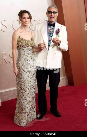Emilie Livingston e Jeff Goldblum bei der Ankunft zur 97. Oscar-Verleihung 96° Annual Academy Awards in Dolby Theatre di Los Angeles. / Emilie Livingston e Jeff Goldblum arrivano al 97° Academy Awards 96° Annual Academy Awards al Dolby Theatre di Los Angeles. 97. Oscar-Verleihung *** Emilie Livingston e Jeff Goldblum arrivano alla 97° Academy Awards 96° Annual Academy Awards al Dolby Theatre di Los Angeles Emilie Livingston e Jeff Goldblum arrivando alla 97° Academy Awards 96° Annual Academy Awards al Dolby Theatre di Los Angeles 97 cerimonia Oscar 20250302sp25 Foto Stock