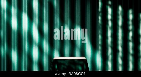 Podio vuoto minimalista con sfondo verde brillante, palco illuminato per l'esposizione dei prodotti, vetrina per la pubblicità, sfondo a righe verticali scure Foto Stock