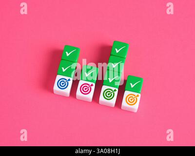 L'obiettivo o l'obiettivo aziendale più comunemente preferito. Selezione degli obiettivi e definizione degli obiettivi aziendali tra le alternative. Cubetti colorati con chec Foto Stock