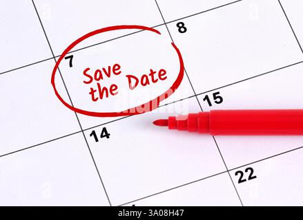 Calendario con salvare la data cerchiata con pennarello rosso e rosso che indica un appuntamento o un evento importante Foto Stock