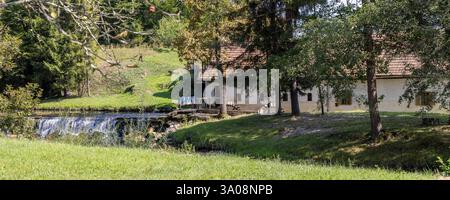 Vista panoramica del tradizionale mulino ad acqua di Levstik nel parco regionale di Podsrada Kozjanski in Slovenia Foto Stock