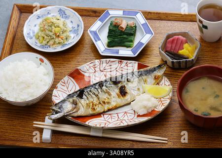 Menu fisso di pesce alla griglia giapponese, zuppa e tre piatti, tra cui sgombro secco. Foto Stock