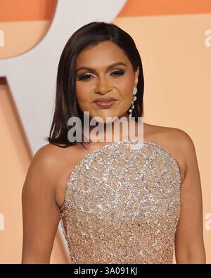 Mindy Kaling partecipa al Vanity Fair Oscar Party del 2025 al Wallis Annenberg Center for the Performing Arts il 2 marzo 2025 a Beverly Hills, California. Foto: Crash/imageSPACE Foto Stock