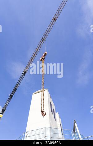 Fune gru appeso a una grande gru sopra un edificio ad altezze elevate, estensione della scalinata fino alla nuova torre della stazione ferroviaria di Calw sulla nuova t Foto Stock