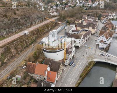 Vista di un piccolo villaggio con un progetto di edificio moderno nel centro, ampliamento delle scale alla nuova torre della stazione centrale degli autobus di Calw sulla nuova Foto Stock
