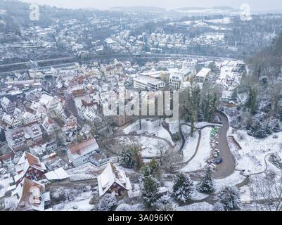 Vista aerea di un paesaggio urbano innevato con colline, nuova passerella in legno nel giardino della città di Calw, Calw, Foresta Nera, Germania, Europa Foto Stock