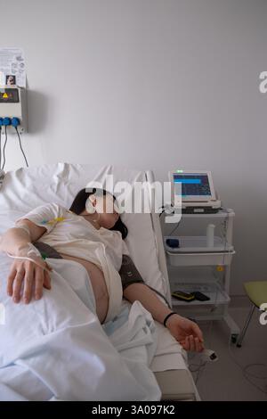 Donna incinta in ospedale con monitor fetale Foto Stock