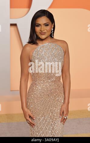 Beverly Hills, Stati Uniti. 2 marzo 2025. Mindy Kaling partecipa al Vanity Fair Oscar Party del 2025 al Wallis Annenberg Center for the Performing Arts il 2 marzo 2025 a Beverly Hills, California. Foto: Crash/imageSPACE/Sipa USA credito: SIPA USA/Alamy Live News Foto Stock