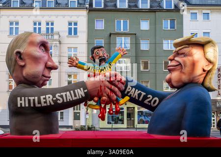 Dusseldorf, Germania. 3 marzo 2025. Carri di carnevale politici del designer Jacques Tilly. Hitler-Stalin-Pakt 2,0. Putin e Trump tirano fuori Volodymyr Zelenskyy. Foto: Immagini vibranti/Alamy Live News Foto Stock