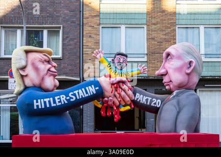 Dusseldorf, Germania. 3 marzo 2025. Carri di carnevale politici del designer Jacques Tilly. Hitler-Stalin-Pakt 2,0. Putin e Trump tirano fuori Volodymyr Zelenskyy. Foto: Immagini vibranti/Alamy Live News Foto Stock