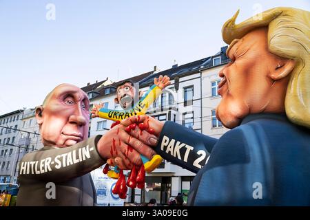 Dusseldorf, Germania. 3 marzo 2025. Carri di carnevale politici del designer Jacques Tilly. Hitler-Stalin-Pakt 2,0. Putin e Trump tirano fuori Volodymyr Zelenskyy. Foto: Immagini vibranti/Alamy Live News Foto Stock