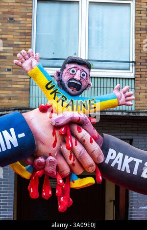 Dusseldorf, Germania. 3 marzo 2025. Carri di carnevale politici del designer Jacques Tilly. Hitler-Stalin-Pakt 2,0. Putin e Trump tirano fuori Volodymyr Zelenskyy. Foto: Immagini vibranti/Alamy Live News Foto Stock