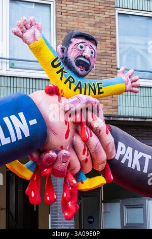 Dusseldorf, Germania. 3 marzo 2025. Carri di carnevale politici del designer Jacques Tilly. Hitler-Stalin-Pakt 2,0. Putin e Trump tirano fuori Volodymyr Zelenskyy. Foto: Immagini vibranti/Alamy Live News Foto Stock