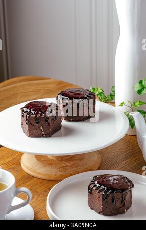 brownie con sciroppo al cioccolato su un piatto Foto Stock