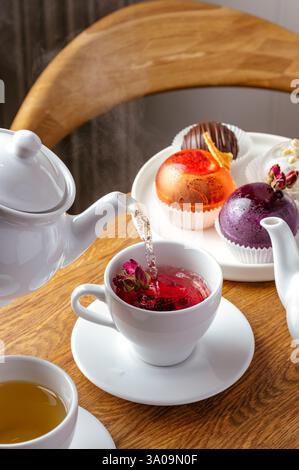 bombe da tè in una tazza Foto Stock