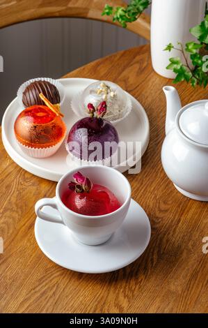 tè alla frutta congelato in una tazza Foto Stock