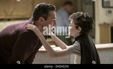 ZACHARY LEVI e JACOB LAVAL in IL RAGAZZO INDISTRUTTIBILE (2025), diretto da JON GUNN. Crediti: Kingdom Story Company / Lionsgate / album Foto Stock