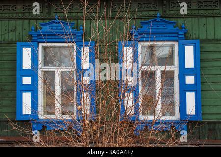 Finestre di una tradizionale casa russa di legno a un piano Foto Stock
