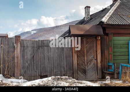 un ingresso ad una tradizionale casa russa di legno a un piano Foto Stock