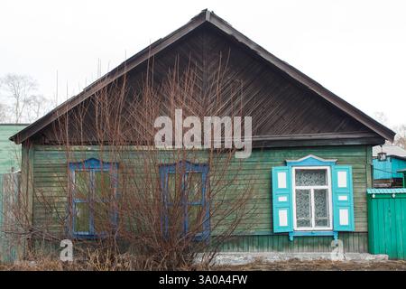 Finestre di una tradizionale casa russa di legno a un piano Foto Stock
