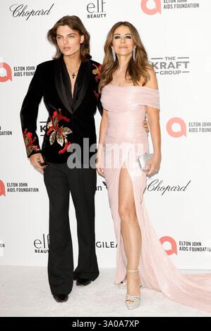 Damian Hurley mit Mutter Elizabeth Hurley bei der 33. Academy Awards Viewing Party della Elton John AIDS Foundation 2025 nel West Hollywood Park. West Hollywood, 02.03.2025 Foto Stock