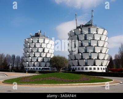 Le Pigne, edifici moderni a Cinisello Balsamo, Milano, Lombardia, Italia e ulivi Foto Stock