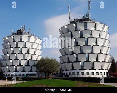 Le Pigne, edifici moderni a Cinisello Balsamo, Milano, Lombardia, Italia e ulivi Foto Stock
