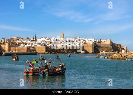 La Kasbah degli Udayas, una cittadella di Rabat, in Marocco, si trova su una collina alla foce del fiume Bou Regreg. È un sito patrimonio dell'umanità dell'UNESCO. Foto Stock