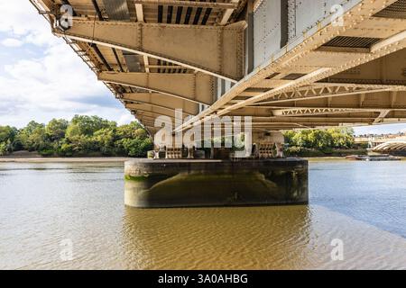 Dettagli strutturali di un ponte di acciaio su un fiume Foto Stock