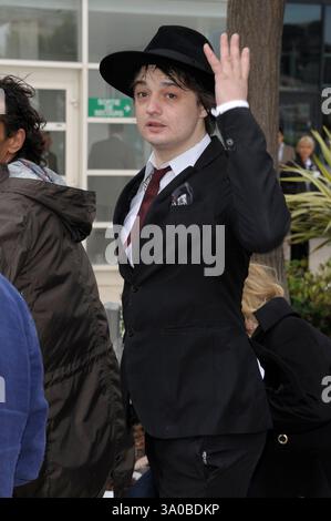 Pete Doherty. "Confessions of a Child of the Century" (confessioni di un bambino del secolo), al 65° Festival di Cannes, Francia, 20 maggio 2012..cappello nero ondulato a mano a mezza lunghezza, vestito rosso, camicia bianca .CAP/PL.©Phil Loftus/Capital Pictures. Foto Stock