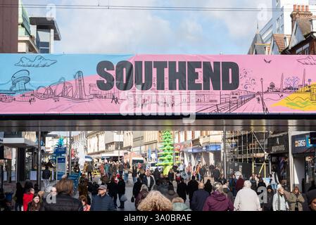 Insegna Southend che illustra le attrazioni turistiche della città, sopra la High Street di Southend on Sea, Essex, Regno Unito. Zona dello shopping molto trafficata Foto Stock