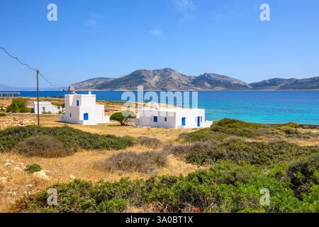 Case greche bianche sulla costa meridionale dell'isola di Ano Koufonisi. Koufonisia, piccole Cicladi, Grecia Foto Stock