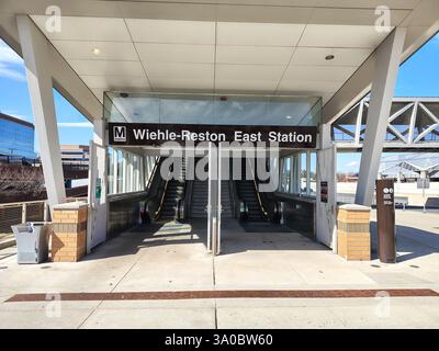 Washington, DC, Stati Uniti d'America - 3 marzo 2025: Ingresso in strada a una stazione della metropolitana per scale mobili, nessuna persona, esterno di una stazione della metropolitana in Virginia Foto Stock