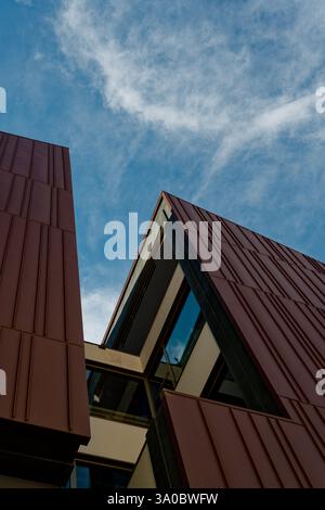 Architettura moderna a lisbona con angoli suggestivi e tonalità di rame su un vivace cielo blu Foto Stock