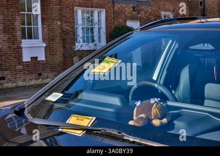 Due biglietti per il parcheggio su un parabrezza. Inghilterra, Regno Unito. biglietto per il traffico Foto Stock