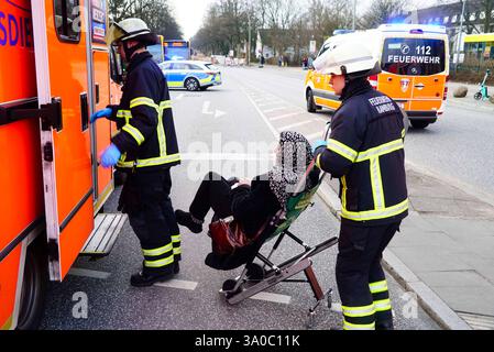Verletzte Frau aus dem Bus wird zum RTW gebracht . Bus Unfall mit Fussgaenger , Der passant sieht angeblich auf sein Handy und geht bei Rot über die Ampel Der HVV Linienbus erfasst den Mann und verletzt ihn schwer 03.03.2025 ad Amburgo Montag nachmittag an der Kreuzung Rodigallee Schiffbeker Weg Hamburg Deutschland *** la donna ferita dell' autobus viene portata a pedonale con l' ambulanza incidente autobus il passante dovrebbe guardare il suo cellulare e attraversare il semaforo rosso l'autobus HVV colpisce l'uomo e lo ferisce seriamente 03 03 2025 ad Amburgo lunedì pomeriggio all'incrocio R. Foto Stock