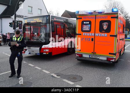 Bus Unfall mit Fussgaenger , Der passant sieht angeblich auf sein Handy und geht bei Rot über die Ampel Der HVV Linienbus erfasst den Mann und verletzt ihn schwer 03.03.2025 ad Amburgo Montag nachmittag an der Kreuzung Rodigallee Schiffbeker Weg Hamburg Deutschland *** incidente di autobus con pedone , il pedone presumibilmente guarda il suo cellulare e passa attraverso il semaforo rosso l'autobus HVV colpisce l'uomo e lo ferisce seriamente 03 03 03 2025 ad Amburgo lunedì pomeriggio all'incrocio Rodigallee Schiffbeker Weg Amburgo Germania Foto Stock