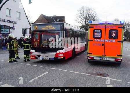 Bus Unfall mit Fussgaenger , Der passant sieht angeblich auf sein Handy und geht bei Rot über die Ampel Der HVV Linienbus erfasst den Mann und verletzt ihn schwer 03.03.2025 ad Amburgo Montag nachmittag an der Kreuzung Rodigallee Schiffbeker Weg Hamburg Deutschland *** incidente di autobus con pedone , il pedone presumibilmente guarda il suo cellulare e passa attraverso il semaforo rosso l'autobus HVV colpisce l'uomo e lo ferisce seriamente 03 03 03 2025 ad Amburgo lunedì pomeriggio all'incrocio Rodigallee Schiffbeker Weg Amburgo Germania Foto Stock
