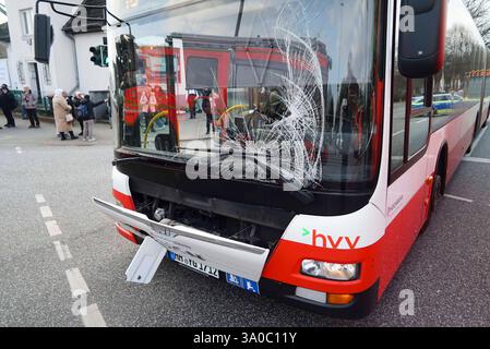 Bus Unfall mit Fussgaenger , Der passant sieht angeblich auf sein Handy und geht bei Rot über die Ampel Der HVV Linienbus erfasst den Mann und verletzt ihn schwer 03.03.2025 ad Amburgo Montag nachmittag an der Kreuzung Rodigallee Schiffbeker Weg Hamburg Deutschland *** incidente di autobus con pedone , il pedone presumibilmente guarda il suo cellulare e passa attraverso il semaforo rosso l'autobus HVV colpisce l'uomo e lo ferisce seriamente 03 03 03 2025 ad Amburgo lunedì pomeriggio all'incrocio Rodigallee Schiffbeker Weg Amburgo Germania Foto Stock