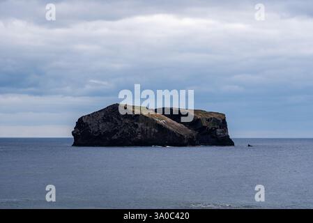 Due isolotti rocciosi si ergono alti nell'Oceano Atlantico sotto un cielo nuvoloso, creando un paesaggio marino spettacolare vicino a Praia dos Mosteiros, nelle Azzorre. Foto Stock