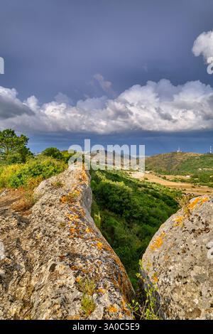 Sentiero per passeggiate lungo la catena montuosa di Serra do Louro e la valle di vale dos Barris, Parco naturale di Arrabida. Palmela, Portogallo Foto Stock