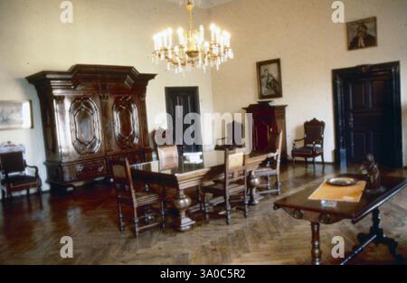 Anni '40 Cracovia Archivio storico Olycom/Lapresse Papa Giovanni Paolo II (nato Karol Józef Wojtyla, Wadowice, 18 maggio 1920 - Città del Vaticano, 2 aprile 2005) è stato il 264Città papa della Chiesa cattolica e vescovo di Roma, sovrano dello Stato della del Vaticano. Fu eletto papa il 16 ottobre 1978. In seguito alla causa di beatificazione, il 1° maggio 2011 è stato beatificato dal suo successore papa Benedetto XVI; viene festeggiato nel giorno del suo insediamento, il 22 ottobre. Nella storia della Chiesa, non accadeva da circa un millennio che un papa proclamasse beato il proprio imm Foto Stock